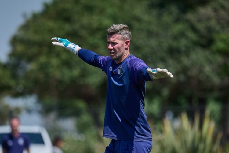 El arquero Guido Herrera, durante el entrenamiento del Matador.