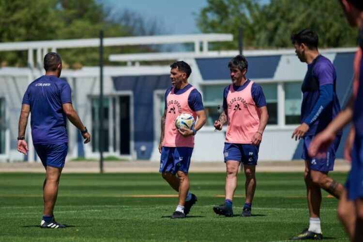 Talleres y un cambio obligado para el clásico Carlos Tévez junto al asistente Pablo Pérez.