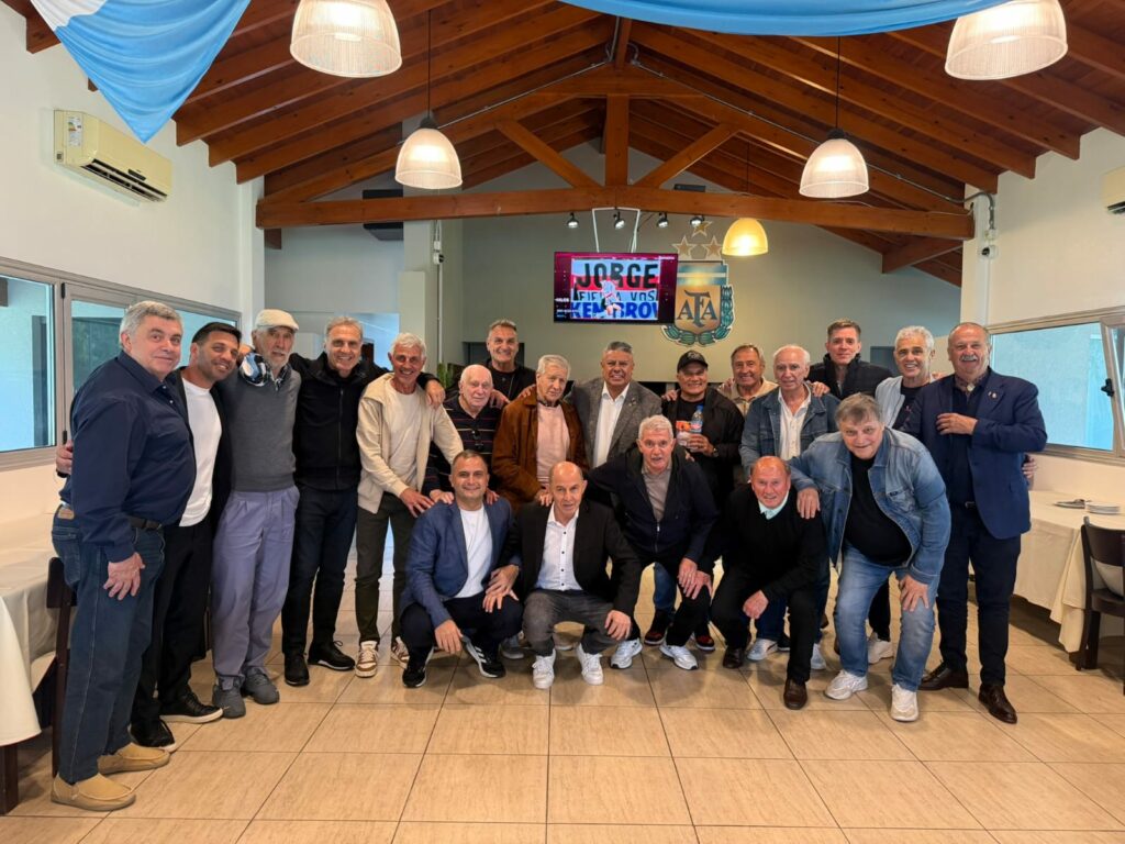Tapia reunió a los campeones del 78 y del 86 en un asado en el Predio de Ezeiza Tapia reunió a los campeones del 78 y del 86 en un asado en el Predio de Ezeiza