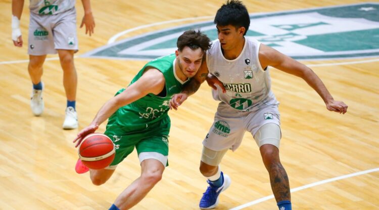 Tiago Tomatis en el juego vs Obras.