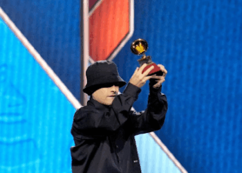 Trueno emocionó en los Latin Grammy 2025 con el premio que le dedicó a su abuela