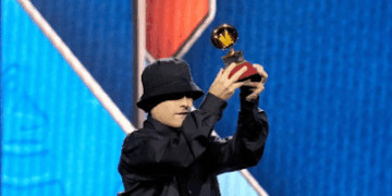 Trueno emocionó en los Latin Grammy 2025 con el premio que le dedicó a su abuela Trueno emocionó en los Latin Grammy 2025 con el premio que le dedicó a su abuela
