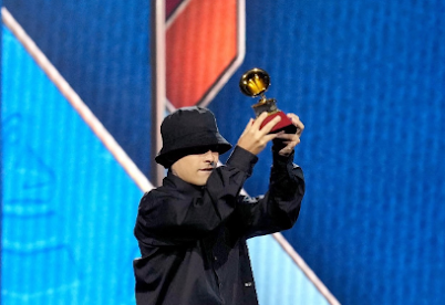 Trueno emocionó en los Latin Grammy 2025 con el premio que le dedicó a su abuela Trueno emocionó en los Latin Grammy 2025 con el premio que le dedicó a su abuela
