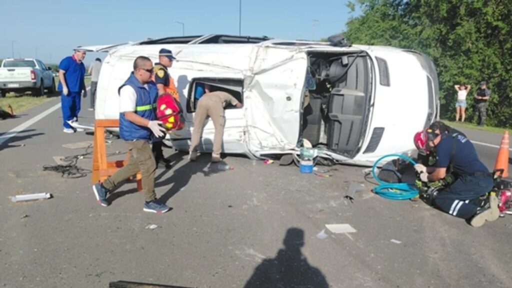 Un auto volcó en la autopista Córdoba–Carlos Paz Un auto volcó en la autopista Córdoba–Carlos Paz