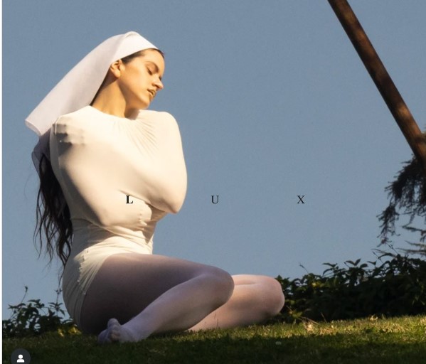 Un poco de Dios no viene mal Portada de "Lux", última producción de la cantante catalana Rosalía.