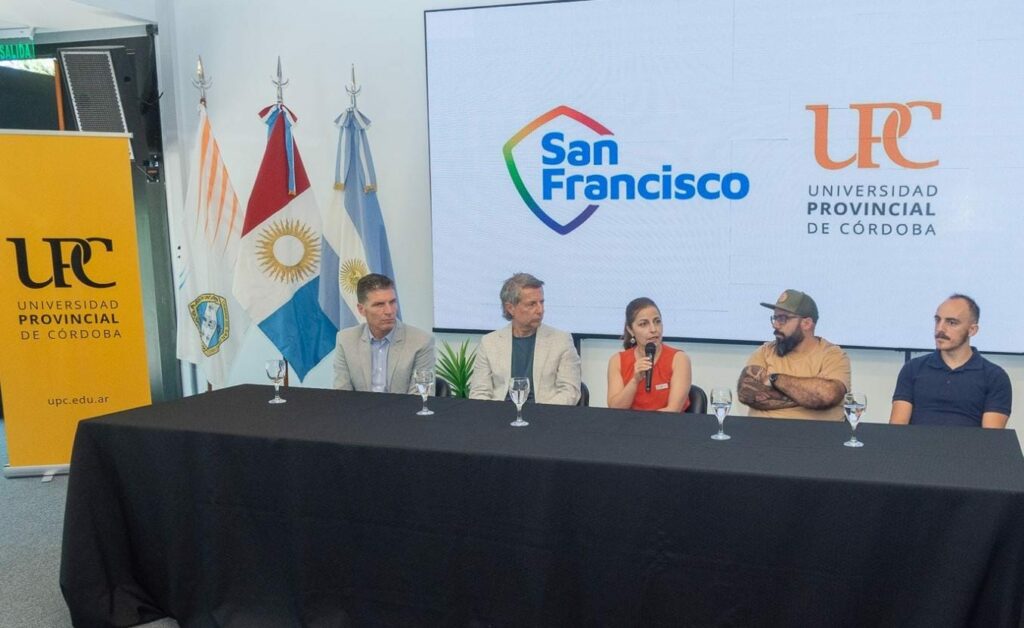 La carrera forma profesionales capaces de crear videojuegos desde el primer semestre, con un plan de estudios que integra programación, arte, diseño y producción.