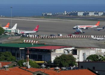 Venezuela rechaza restricción aérea y habla de “agresión extravagante”