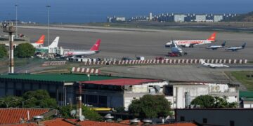 Venezuela rechaza restricción aérea y habla de “agresión extravagante”