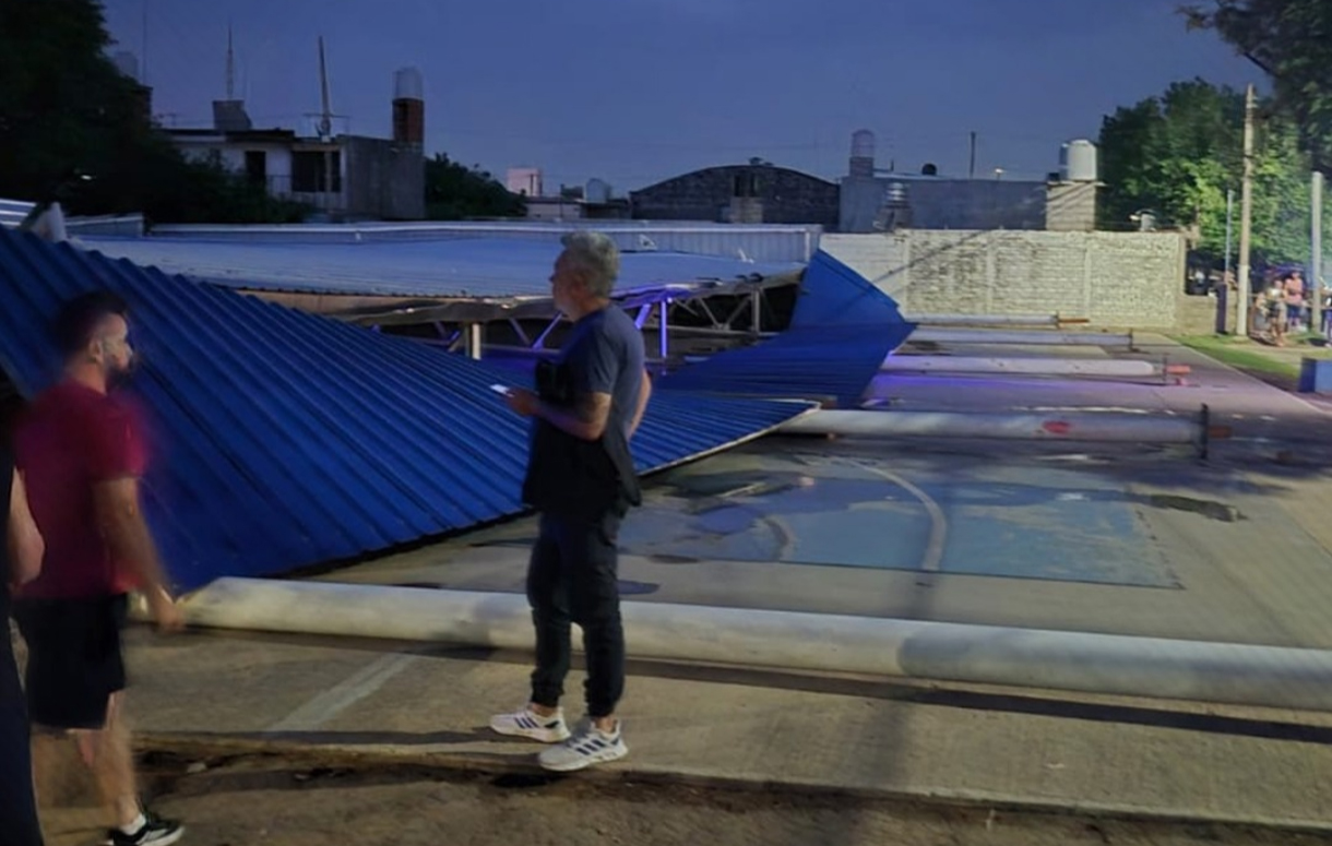 El polideportivo colapsó con el viento del jueves 20. Imagen: @eldoce.