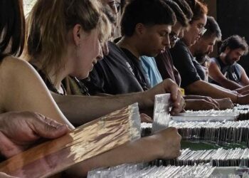 Vinilos que giran y vuelven: llega una nueva edición de la Feria en Alta Córdoba