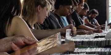 Vinilos que giran y vuelven: llega una nueva edición de la Feria en Alta Córdoba Vinilos que giran y vuelven: llega una nueva edición de la Feria en Alta Córdoba