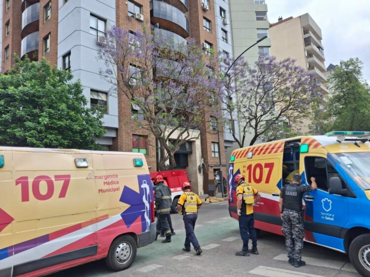 Incendio en un edificio de Nueva Córdoba: un hombre fue asistido por quemaduras El hecho ocurrió en Bv. Chacabuco, a metros de la Plaza España.