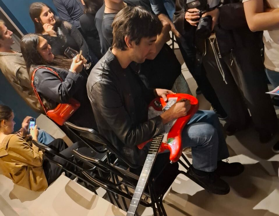 Indios desmantela su “Artificio”: hablamos con su guitarrista y compositor, Nico de Sanctis