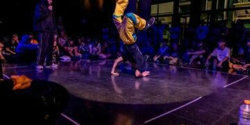 Folklore, breaking, techno y luces en Plaza España