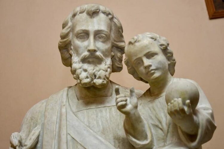 Trasladan la histórica escultura de San José del Buen Pastor a la parroquia de Alto Alberdi La escultura de San José, de más de 1.200 kilos y tallada en un único bloque de mármol, fue retirada del predio del Buen Pastor mediante un operativo técnico especial y reubicada en el atrio de la parroquia San José, que celebra su 80° aniversario.