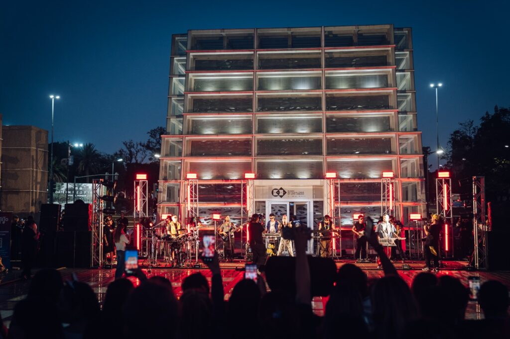 Finde largo con agenda completa: desde Shrek 2 a los shows de folklore y electrónica Finde largo con agenda completa: desde Shrek 2 a los shows de folklore y electrónica