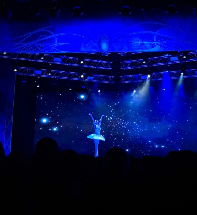 La imagen ocurrió durante uno de los pasajes centrales de “El Cascanueces”, cuando la puesta en escena recreó un cielo nocturno que acompañó la delicadeza del solo.