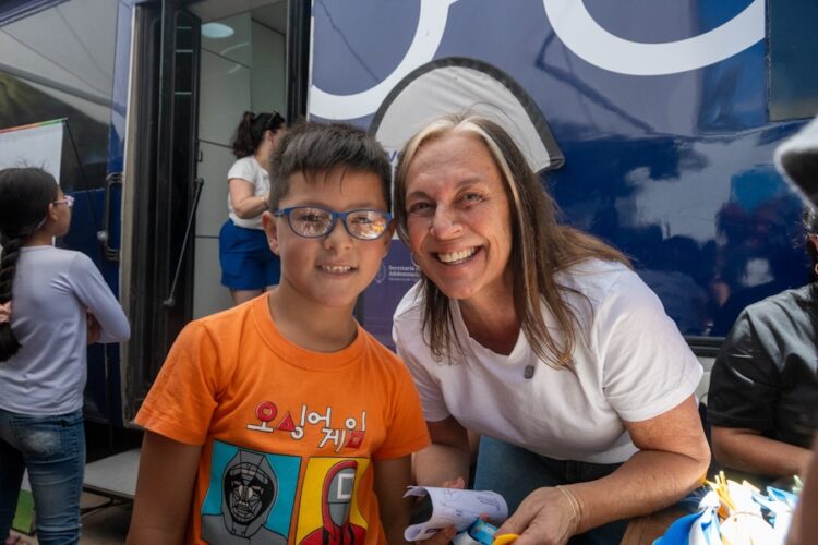 La Provincia y la Nación iniciaron en Córdoba el programa “Ver para ser libres”, que recorre localidades con controles oftalmológicos y entrega inmediata de anteojos a estudiantes.