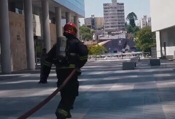 Bomberos realizaron un simulacro de incendio y rescate en altura