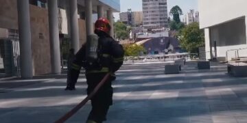 Bomberos realizaron un simulacro de incendio y rescate en altura Bomberos realizaron un simulacro de incendio y rescate en altura