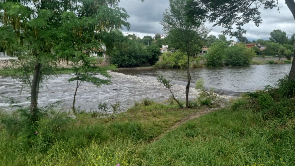 Se desbordó el río San Antonio: una creciente de 7 metros sorprendió a Villa Carlos Paz