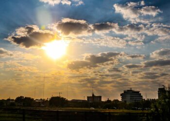 Jornada calurosa con nubes intermitentes