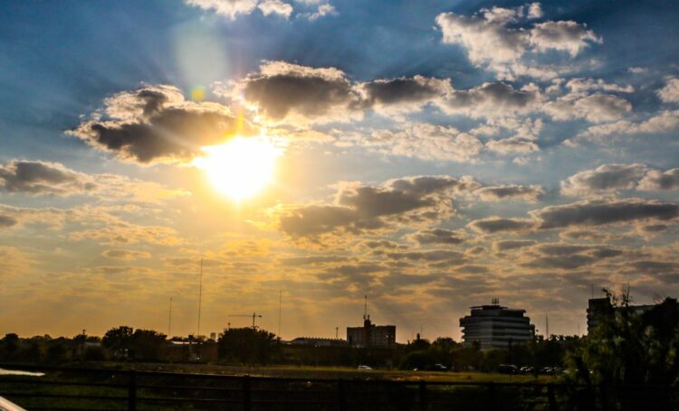 Jornada calurosa con nubes intermitentes Córdoba tendrá un miércoles caluroso, con máxima de 34°C y nubes intermitentes durante la tarde.