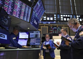 El retroceso de acciones y bonos reflejó la cautela de los inversores ante las versiones sobre cambios en el financiamiento y un posible canje de deuda