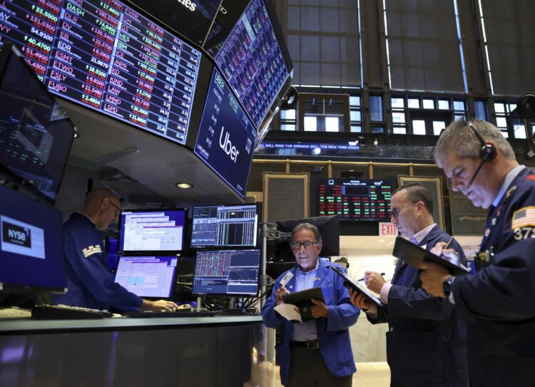 El retroceso de acciones y bonos reflejó la cautela de los inversores ante las versiones sobre cambios en el financiamiento y un posible canje de deuda