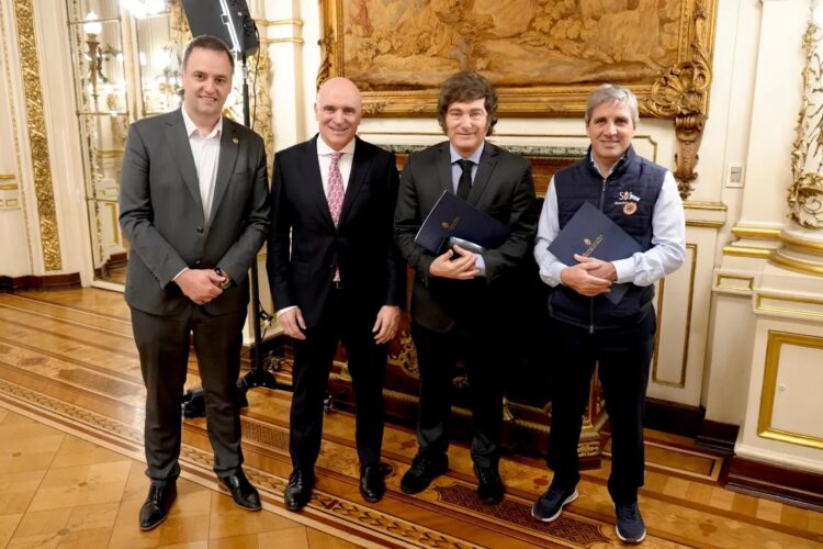 El Presupuesto 2026 concentra casi dos tercios del gasto en prestaciones sociales, pero la falta de actualización de las asignaciones por inflación desata cuestionamientos en el Congreso.