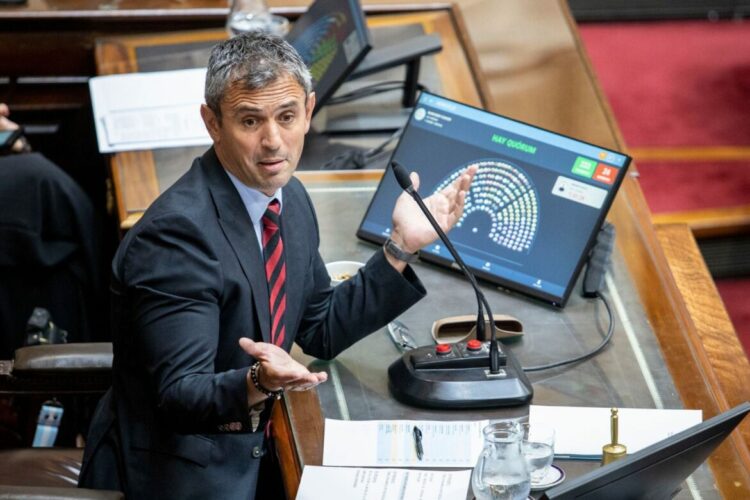 La bancada de Unión por la Patria enfrenta un desgranamiento acelerado y podría perder la primera minoría en Diputados ante el avance de La Libertad Avanza y las fugas impulsadas por gobernadores aliados al oficialismo.