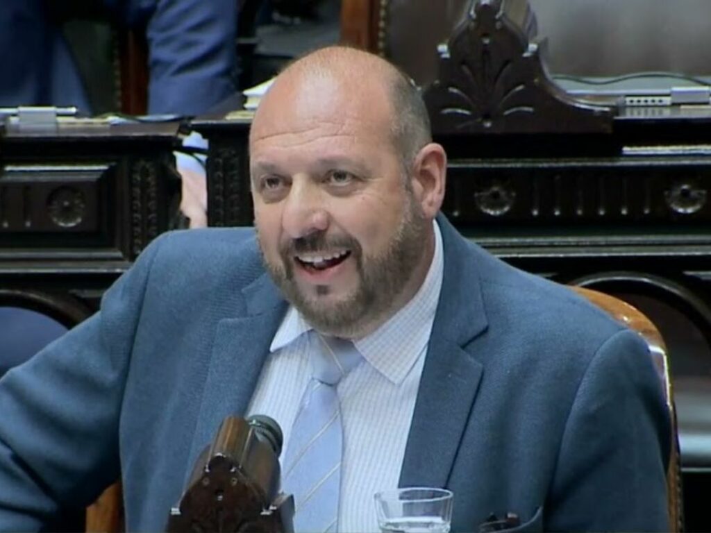 Renunció el diputado Carlos D’Alessandro y su reemplazo debilita el bloque oficialista Renunció el diputado Carlos D’Alessandro y su reemplazo debilita el bloque oficialista