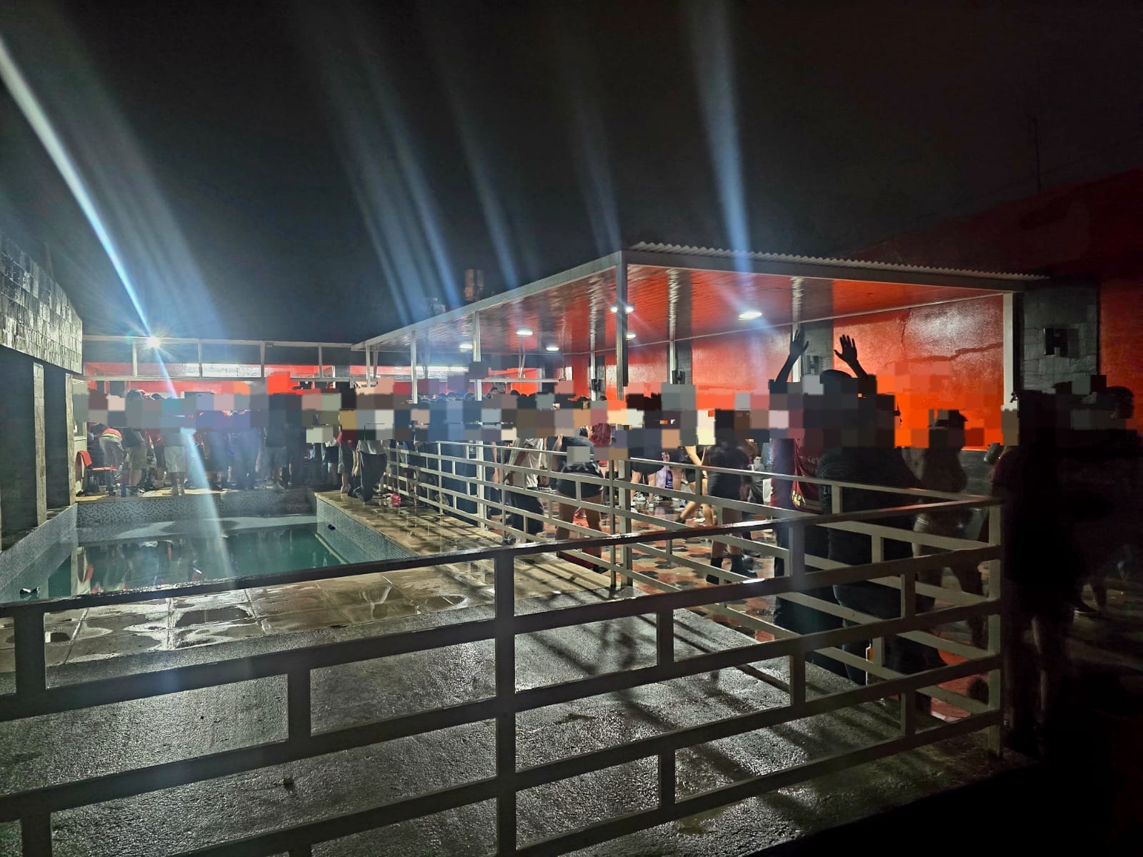 Clausuraron dos fiestas clandestinas con más de 700 estudiantes Clausuraron dos fiestas clandestinas con más de 700 estudiantes