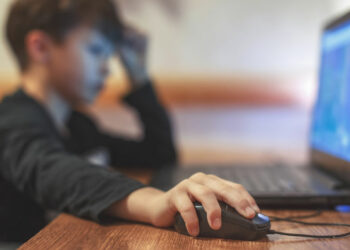 El debate sobre seguridad digital tras el bloqueo de plataformas en escuelas