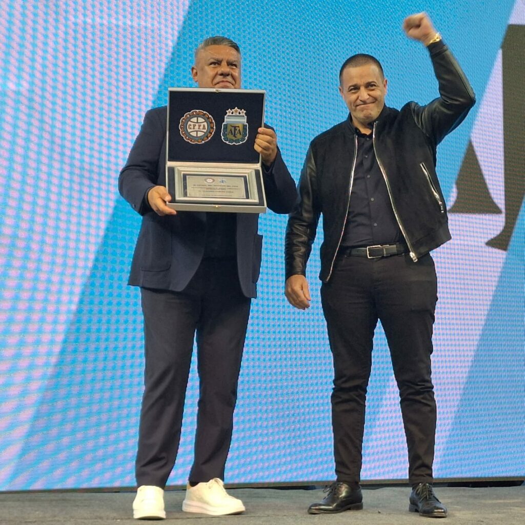 De espaldas a los hinchas