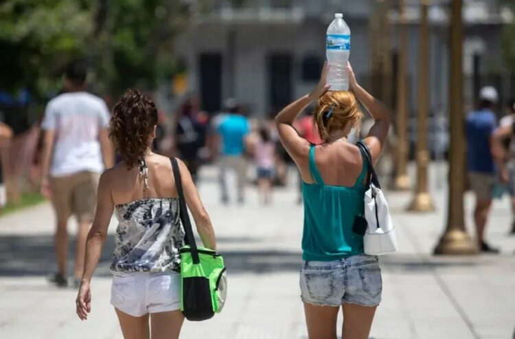 Córdoba tendrá este jueves una jornada despejada, con máximas superiores a los 32°C y ráfagas del sur que podrían superar los 50 km/h.