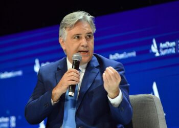 Llaryora celebró en redes el proyecto de rebaja impositiva