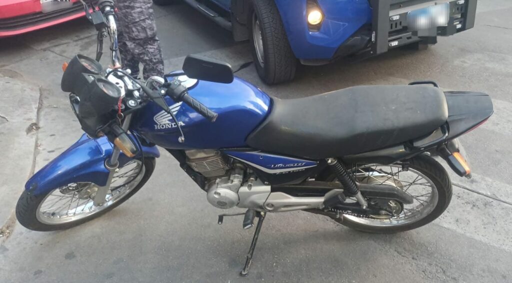 La motocicleta Honda Titán del detenido.