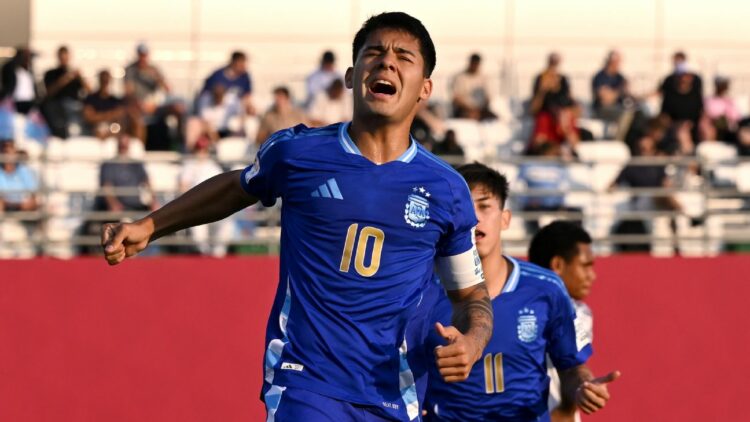 La Selección Sub 17 goleó 7-0 a Fiyi, cerrando la fase de grupos con autoridad Elian Ojeda celebra uno de sus tres goles en la goleada 7-0 ante Fiyi. Con un rendimiento brillante, Argentina cerró la fase de grupos del Mundial Sub 17 con puntaje perfecto y sin recibir goles.
