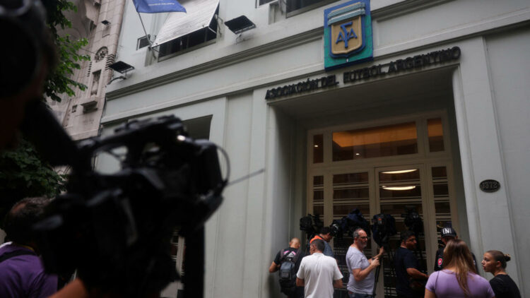 La Justicia analiza citar a jugadores y ex futbolistas por el presunto vínculo con Sur Finanzas La Justicia investiga el presunto vínculo entre jugadores, ex futbolistas y la financiera Sur Finanzas, en una causa por posible lavado de dinero que también involucra a dirigentes de la AFA.