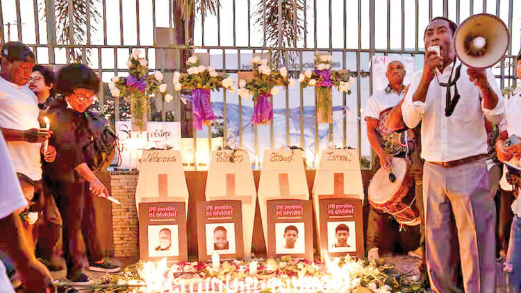 Familiares de las víctimas durante una de las audiencias del caso “Malvinas”, que concluyó con la condena a 16 militares por la desaparición forzada y el asesinato de cuatro menores en Guayaquil.