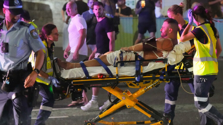 Ataque terrorista en Bondi Beach: policías y equipos de emergencia intervienen en la playa de Sídney tras el tiroteo ocurrido durante una celebración de Janucá, que dejó al menos 12 muertos y decenas de heridos.