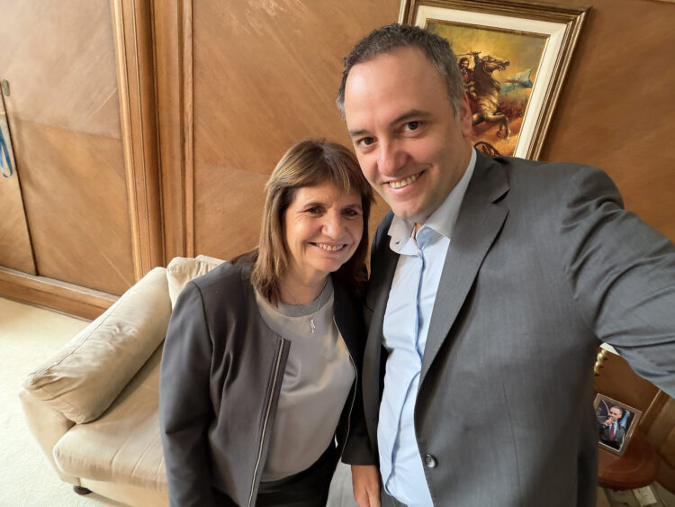 La senadora Patricia Bullrich y el ministro del Interior Manuel Adorni, protagonistas de la reunión en la Rosada.