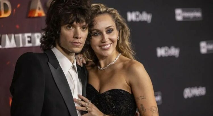 La cantante y actriz luce su anillo de compromiso junto a Maxx Morando en la premiere de Avatar: Fire and Ash.