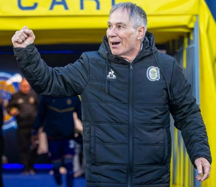 Ariel Holan dejó de ser el entrenador de Rosario Central Ariel Holan consiguió un título en su paso por el Canalla.