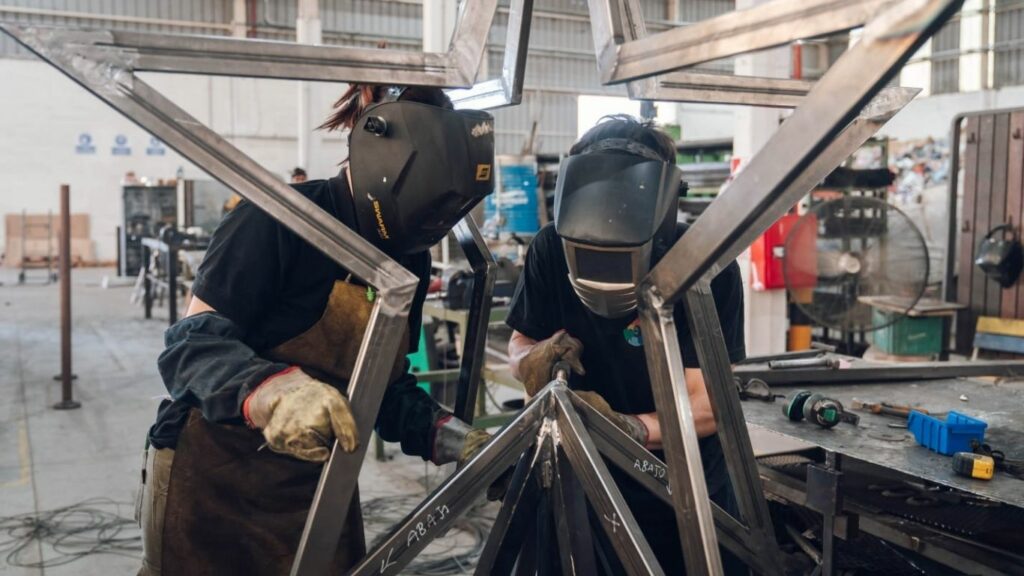 Así se realizó el árbol de Navidad reciclado que se encenderá en Plaza San Martín Así se realizó el árbol de Navidad reciclado que se encenderá en Plaza San Martín