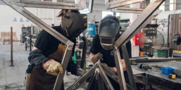 Así se realizó el árbol de Navidad reciclado que se encenderá en Plaza San Martín Así se realizó el árbol de Navidad reciclado que se encenderá en Plaza San Martín