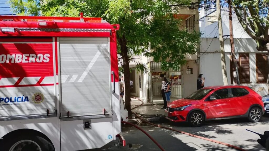 Bomberos controlaron un incendio en un edificio Bomberos controlaron un incendio en un edificio