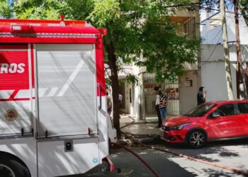 Bomberos controlaron un incendio en un edificio