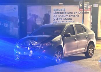 El siniestro ocurrió durante la mañana en una transitada intersección céntrica; uno de los vehículos terminó volcado tras el impacto.